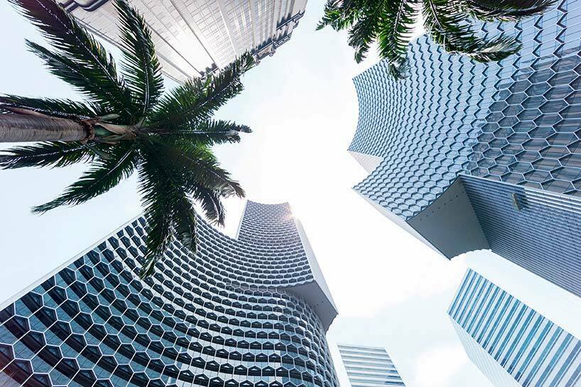 Башни сложной геометрической формы DUO в Сингапуре
