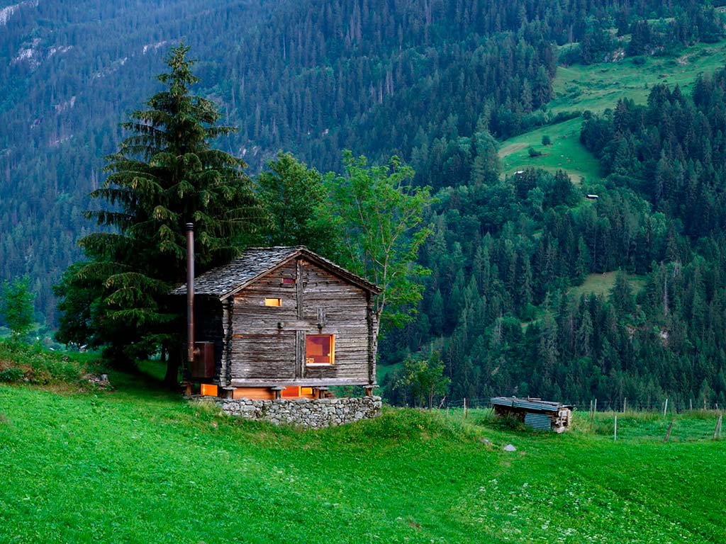 Дом на склоне холма в Швейцарских Альпах