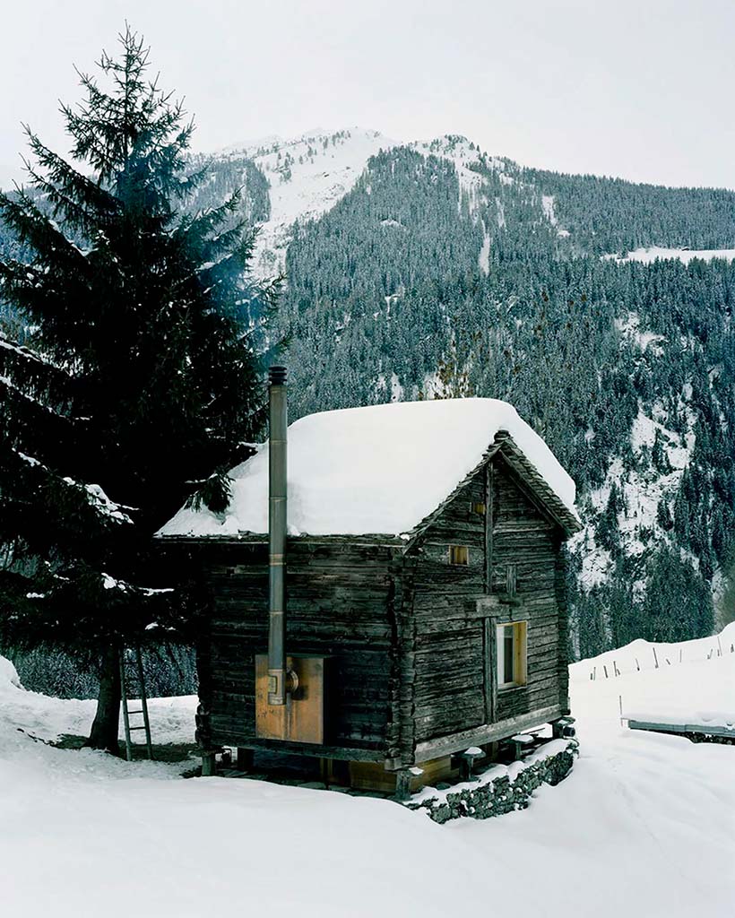 Домик в горах зимой в Швейцарских Альпах