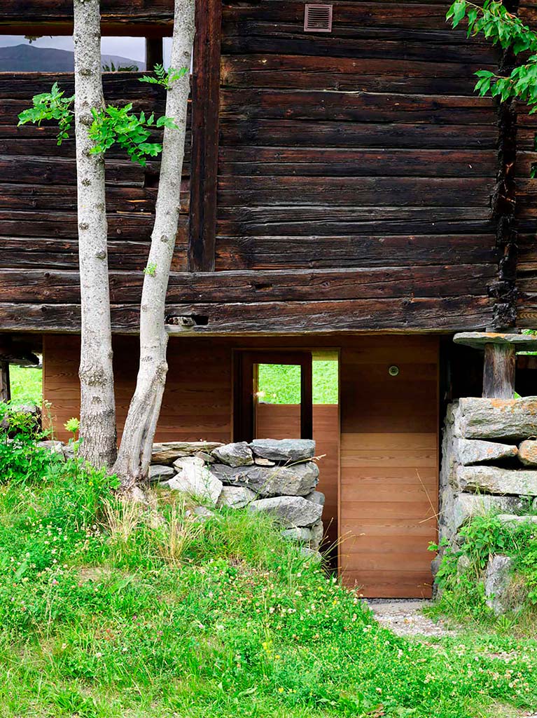 Ветхий деревянный дом в горах Швейцарии
