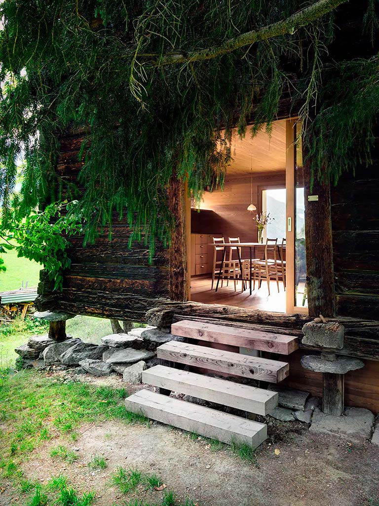 Деревянный домик в горах Швейцарии