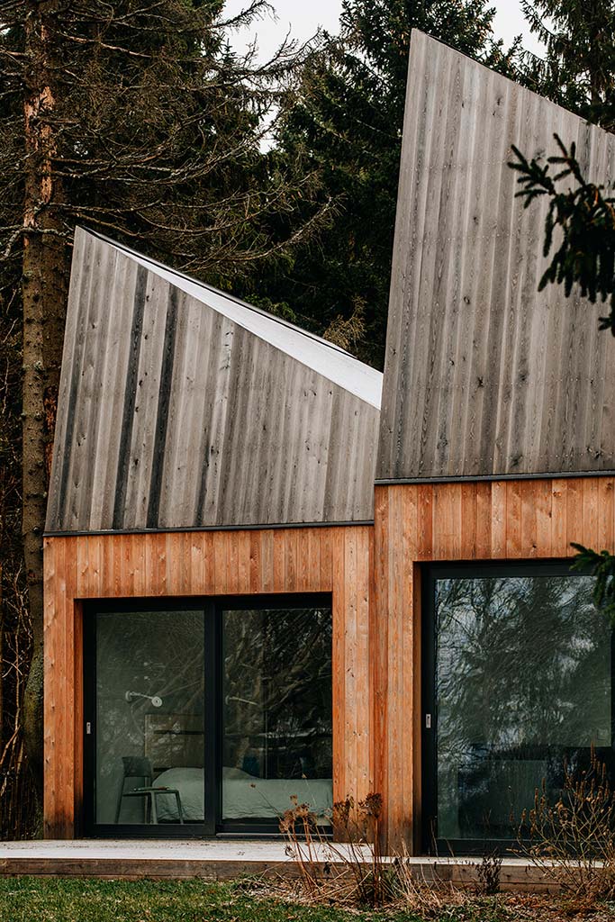 Современный деревянный дом в лесу от KUU Arhitektid