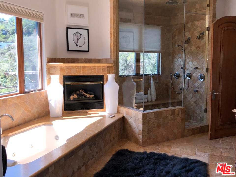 Ванная комната с камином