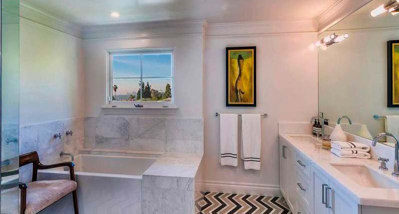 Мраморный интерьер ванной комнаты