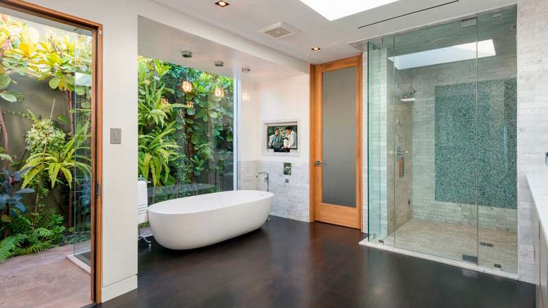 Ванная комната с видом на тропические заросли