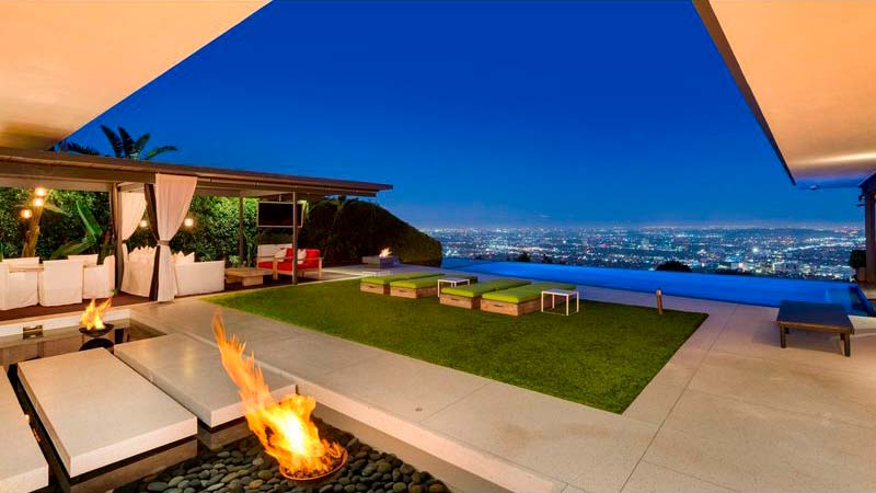 Дом с видом на огни Лос-Анджелеса