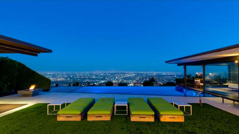 Пейзажный бассейн с видом на Лос-Анджелес