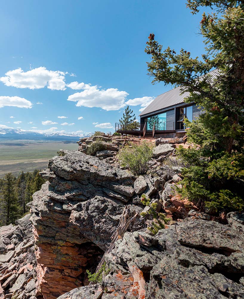 Дом на скале в Колорадо с живописным видом на долину