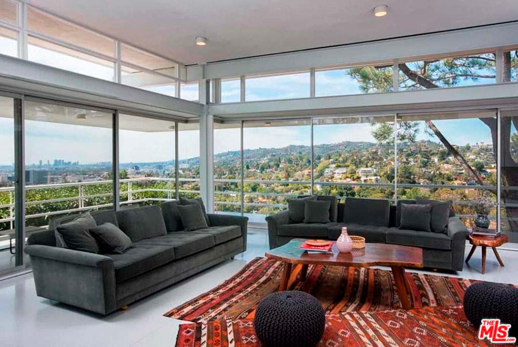 Комната с панорамным видом на Лос-Анджелес