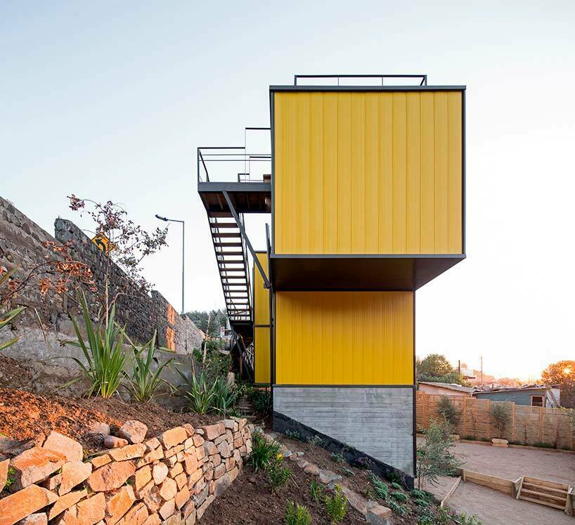 Трехэтажный модульный дом-тетрис на берегу океана в Чили