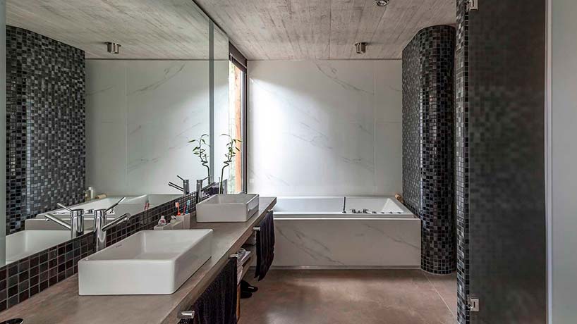 Стекло и мрамор в дизайне ванной комнаты