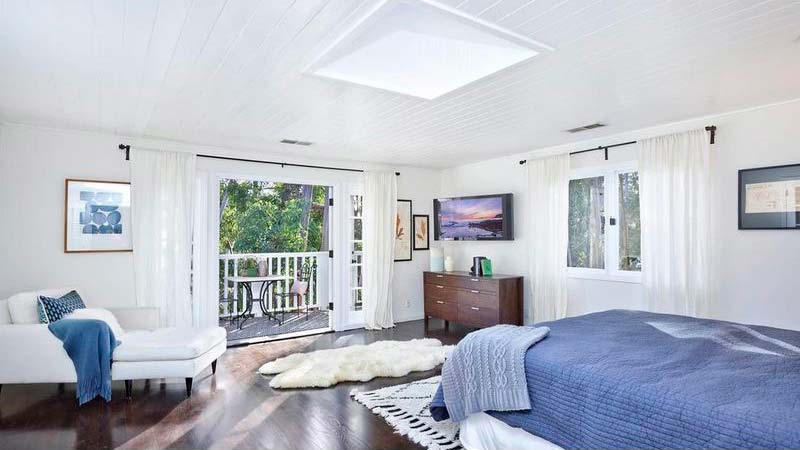 Красивая спальня с балконом