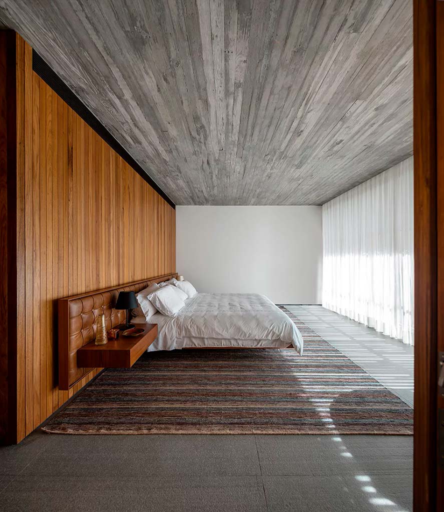 Бетон и древесина в дизайне спальни