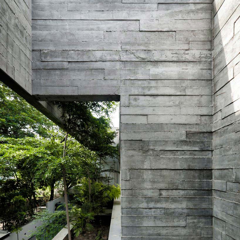 Оформление экстерьера дома бетоном