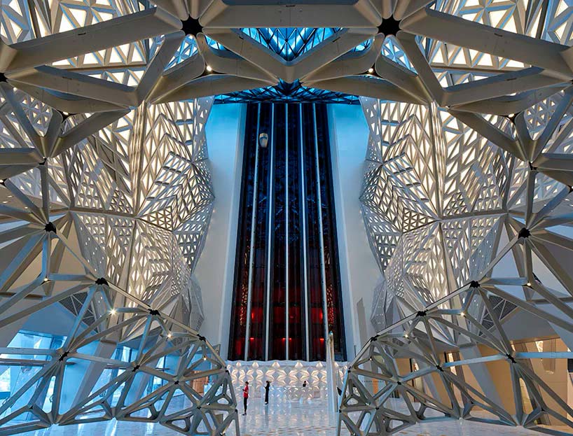 Атриум в отеле Morpheus от Zaha Hadid Architects