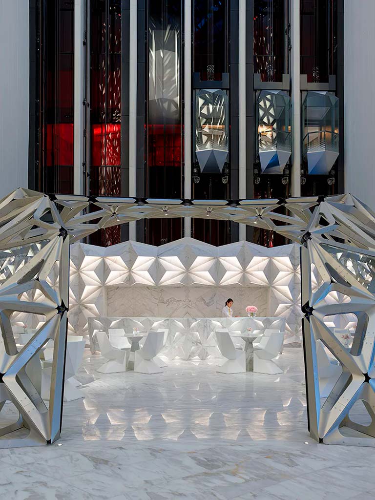 Башня отеля Morpheus с 12 стеклянными лифтами