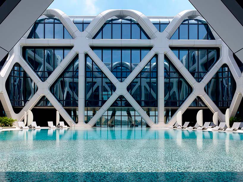 Спа и бассейн на крыше башни отеля Morpheus в Макао