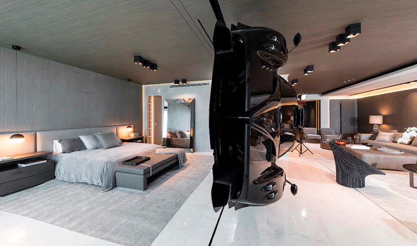 Суперкар Pagani Zonda R как ширма между спальней и гостиной