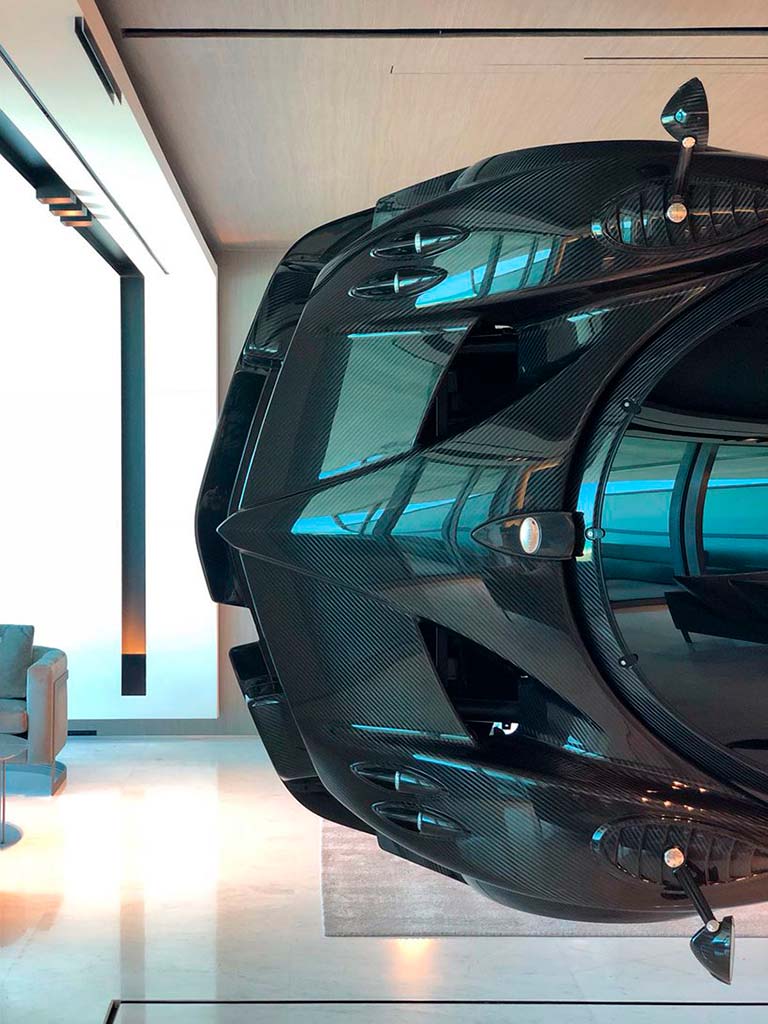 Суперкар Pagani Zonda R за $1,5 млн в интерьере квартиры