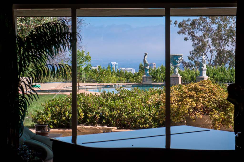 Панорамный вид на Лос-Анджелес из окон дома