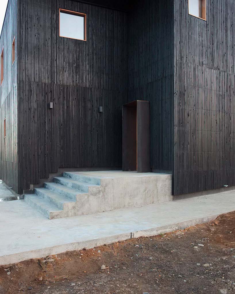Деревянный фасад и бетонная лестница в дома