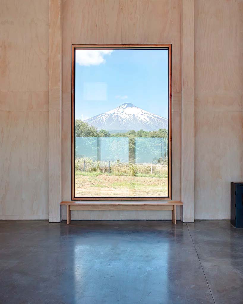 Огромное окно открывает вид на вулкан