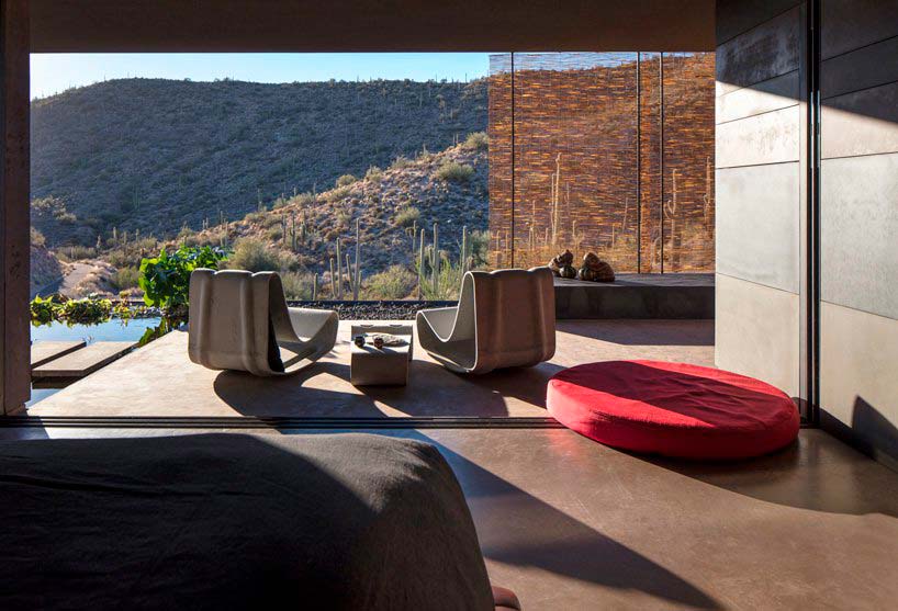 Вид на пустыню из окон дома от Wendell Burnette Architects