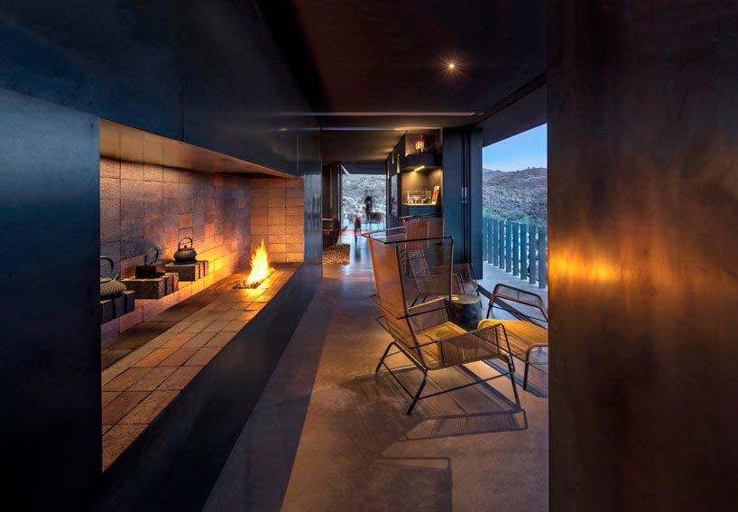 Интерьер дома в пустыне от Wendell Burnette Architects
