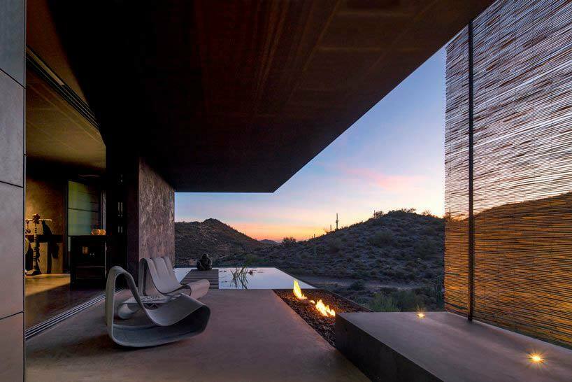 Терраса и пейзажный бассейн у дома в пустыне