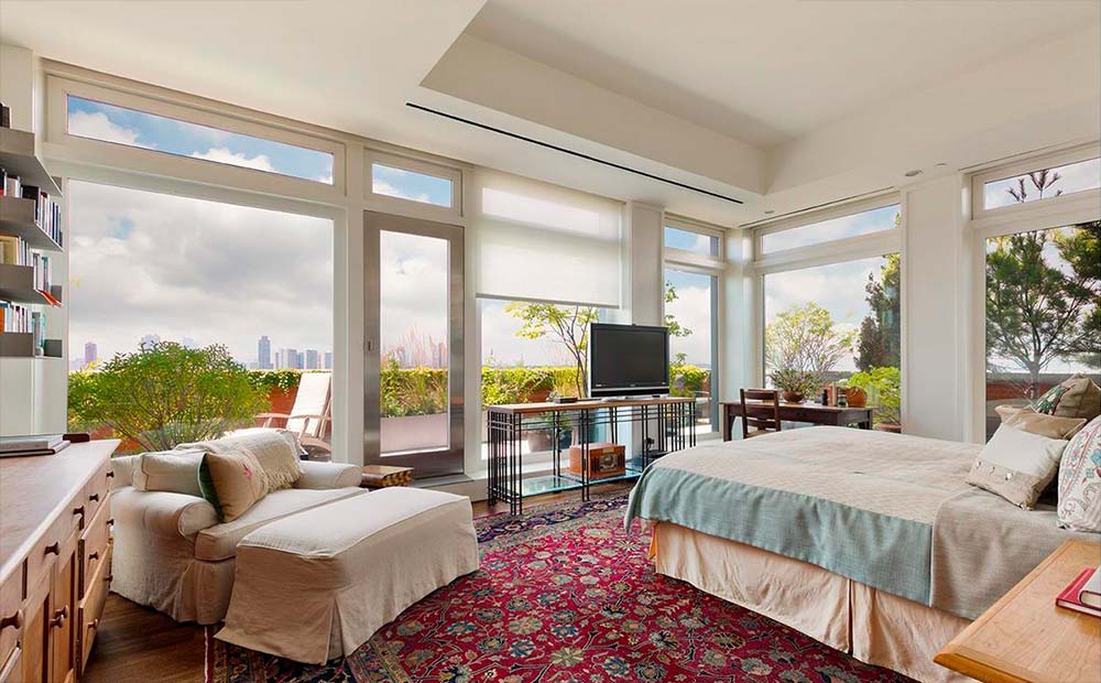 Спальня в квартире с видом на Нью-Йорк
