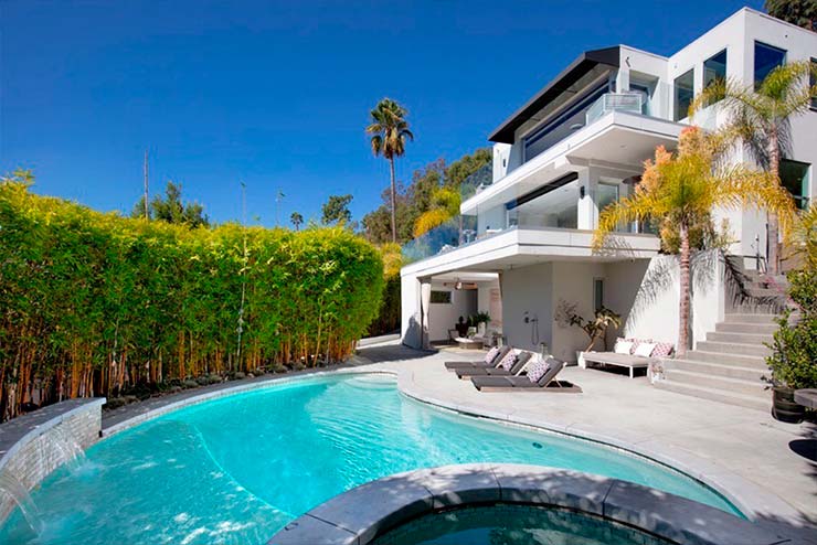 Дом с бассейном Гарри Стайлса в Лос-Анджелесе