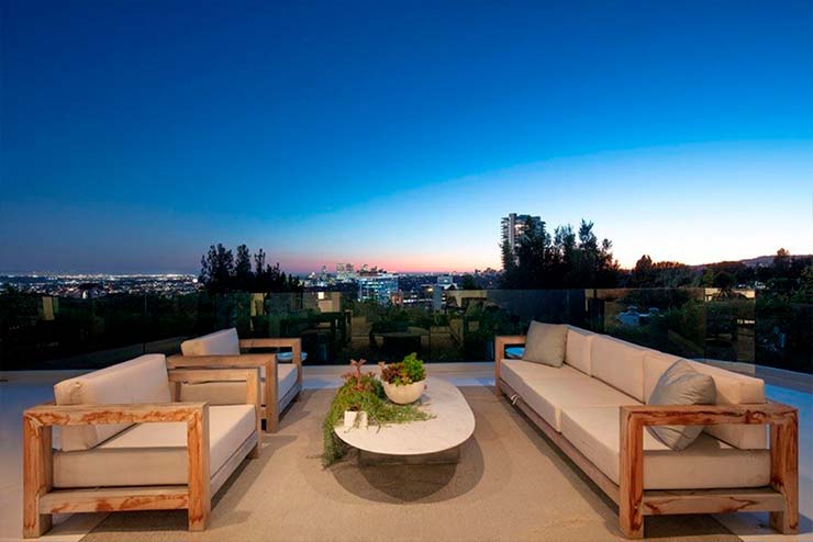 Терраса дома с панорамным видом на Лос-Анджелес
