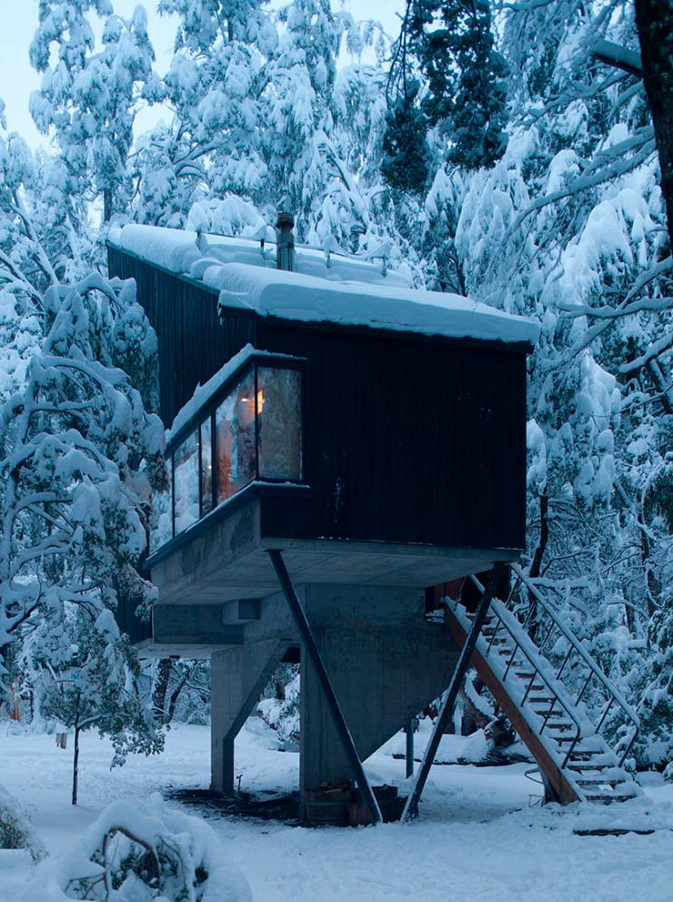 Деревянная изба в снежном лесу от DRAA