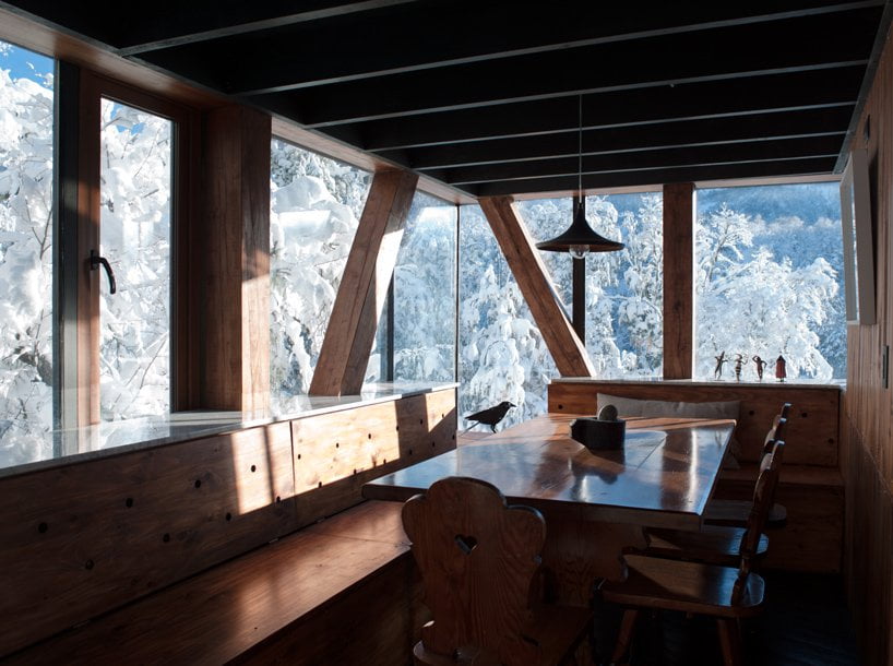 Домашняя столовая с видом на лес в La Dacha от DRAA