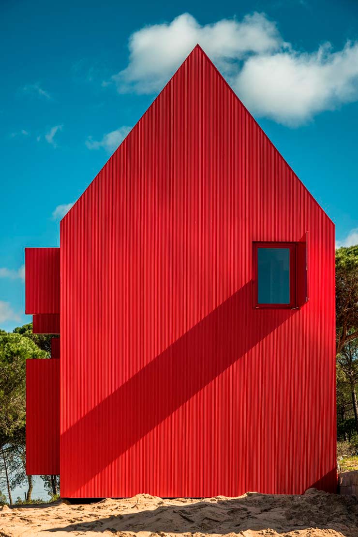 Красный дом с острой двускатной крышей
