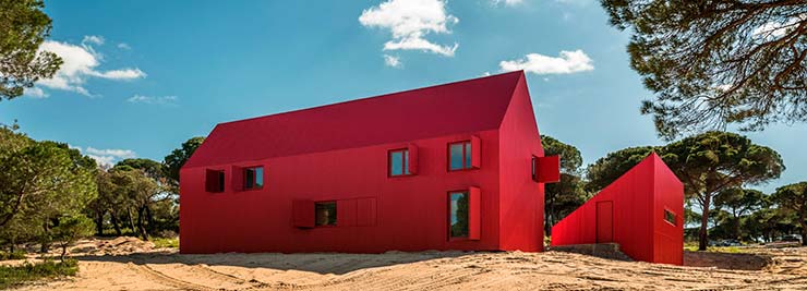 Яркий красный дом House 3000 в Португалии