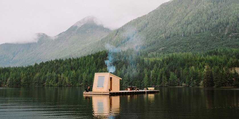 Плавающая сауна на воде посреди озера в Nimmo Bay Resort | фото