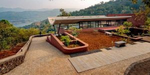 Дом с изогнутой крышей в Индии по проекту Red Brick Studio