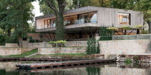 Красивый деревянный дом над озером в Потсдаме от Карлоса Цвика