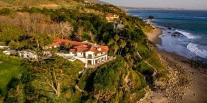 В Малибу продают дом на берегу океана за $99,5 млн