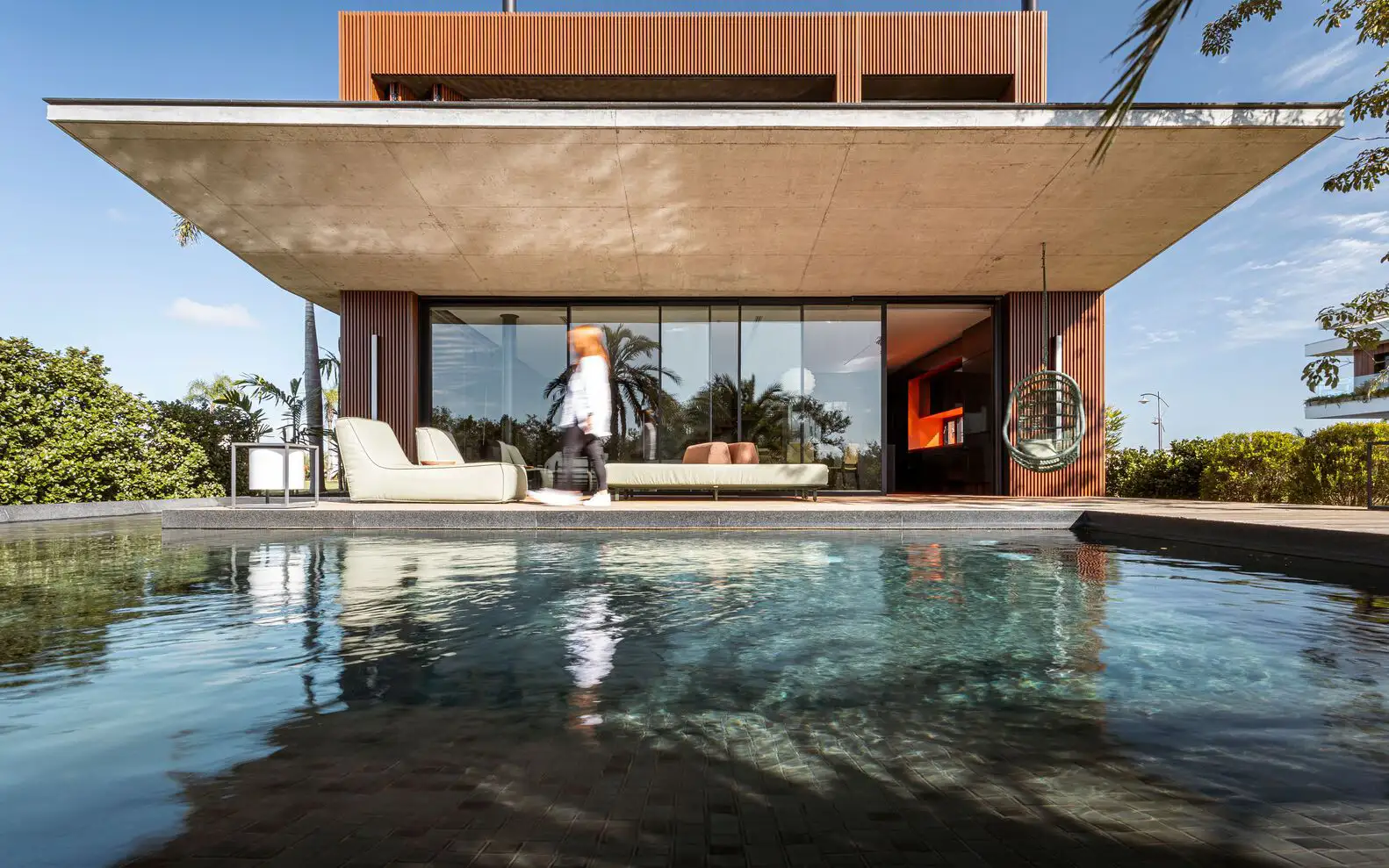Água House – великолепный дом с бассейном в Бразилии от Stemmer Rodrigues Arquitetura