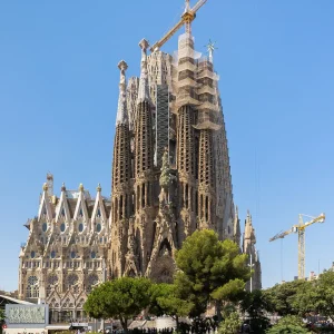 140-лет строительства. Легендарный храм в Барселоне откроют в 2026 году