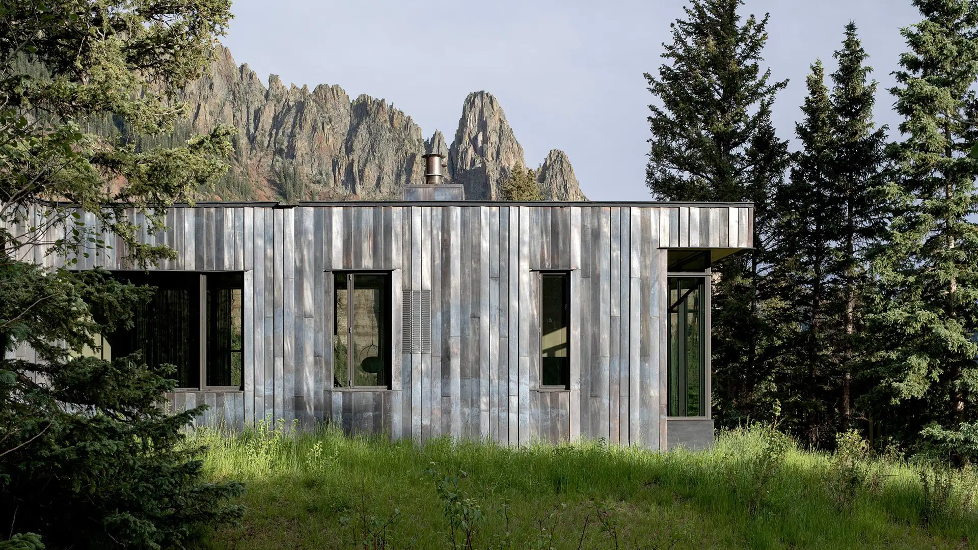Медный блеск: CCY Architects представили дом в Колорадо с фасадом из патинированной меди
